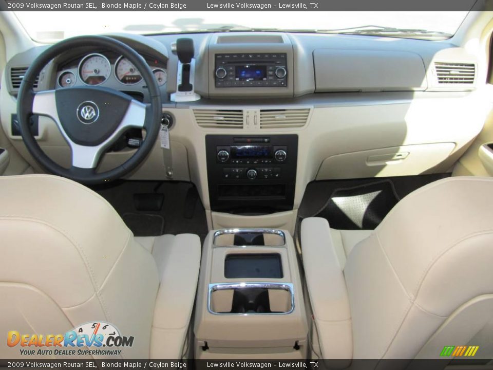 2009 Volkswagen Routan SEL Blonde Maple / Ceylon Beige Photo #5