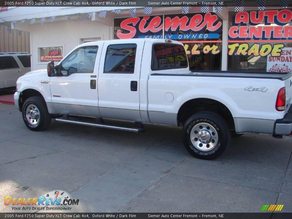 2005 Ford F250 Super Duty XLT Crew Cab 4x4 Oxford White / Dark Flint Photo #2