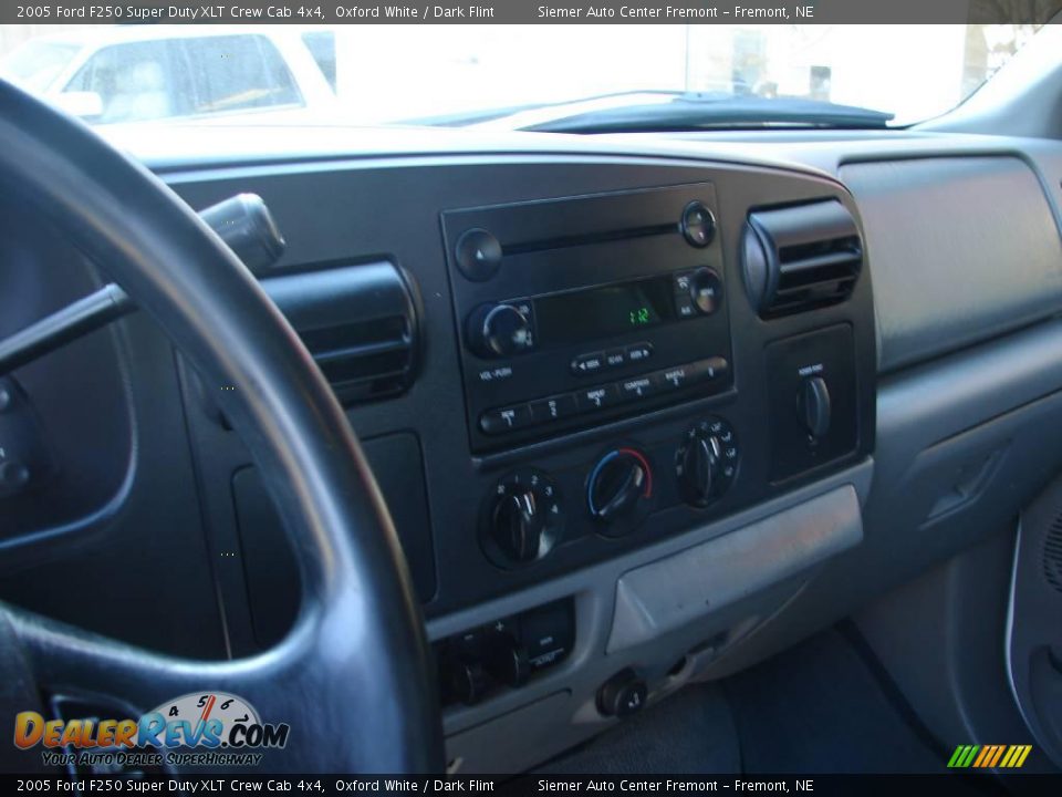 2005 Ford F250 Super Duty XLT Crew Cab 4x4 Oxford White / Dark Flint Photo #7