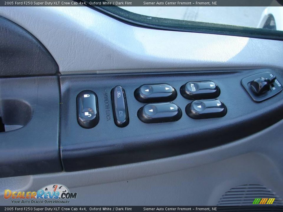 2005 Ford F250 Super Duty XLT Crew Cab 4x4 Oxford White / Dark Flint Photo #10