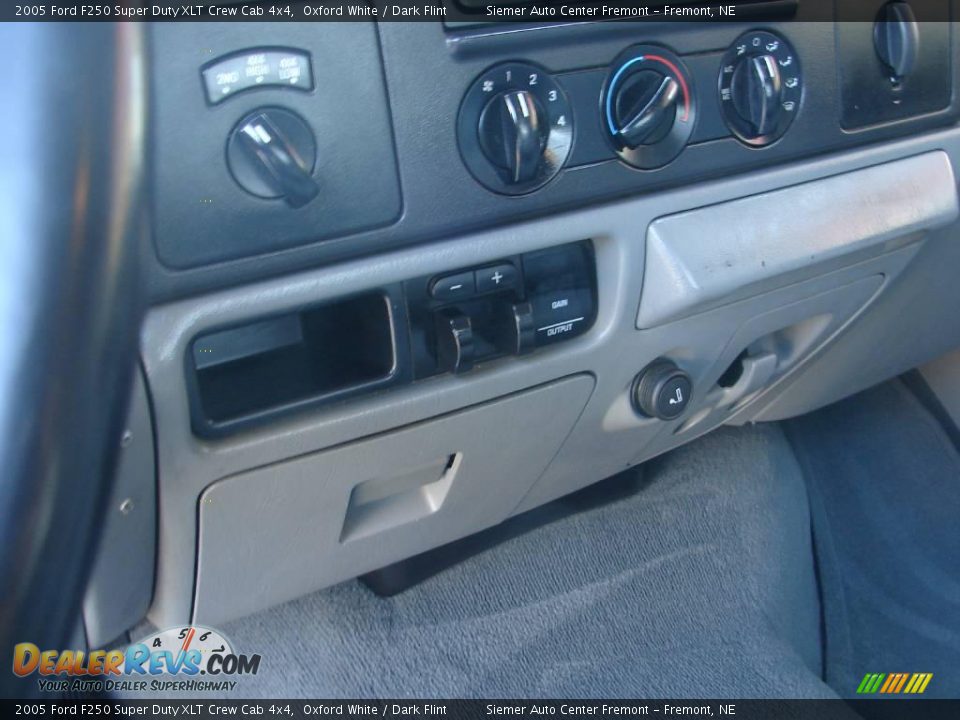 2005 Ford F250 Super Duty XLT Crew Cab 4x4 Oxford White / Dark Flint Photo #11