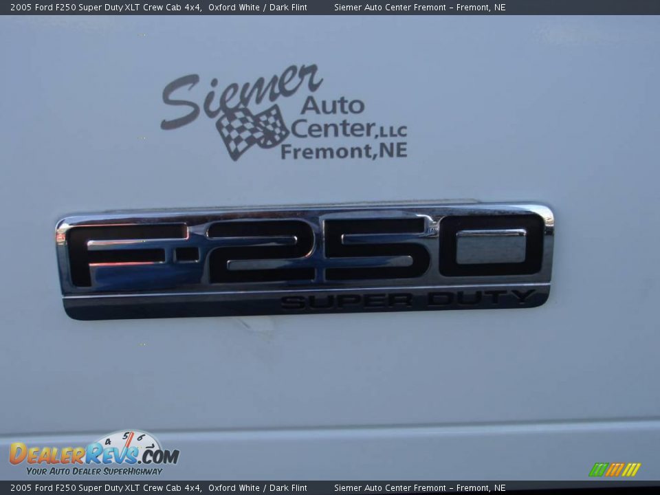 2005 Ford F250 Super Duty XLT Crew Cab 4x4 Oxford White / Dark Flint Photo #18