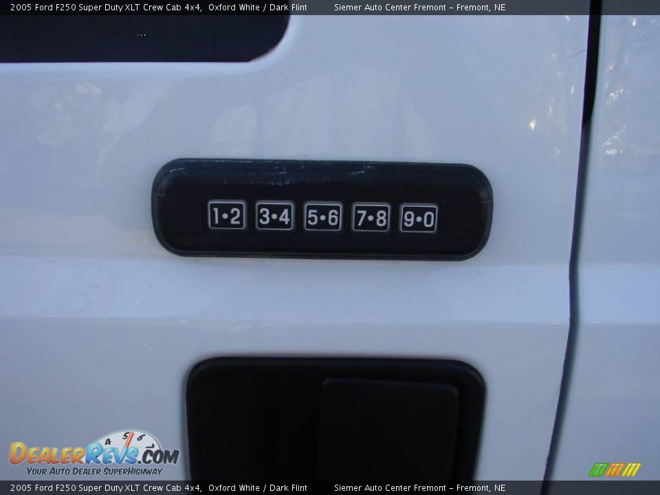 2005 Ford F250 Super Duty XLT Crew Cab 4x4 Oxford White / Dark Flint Photo #21