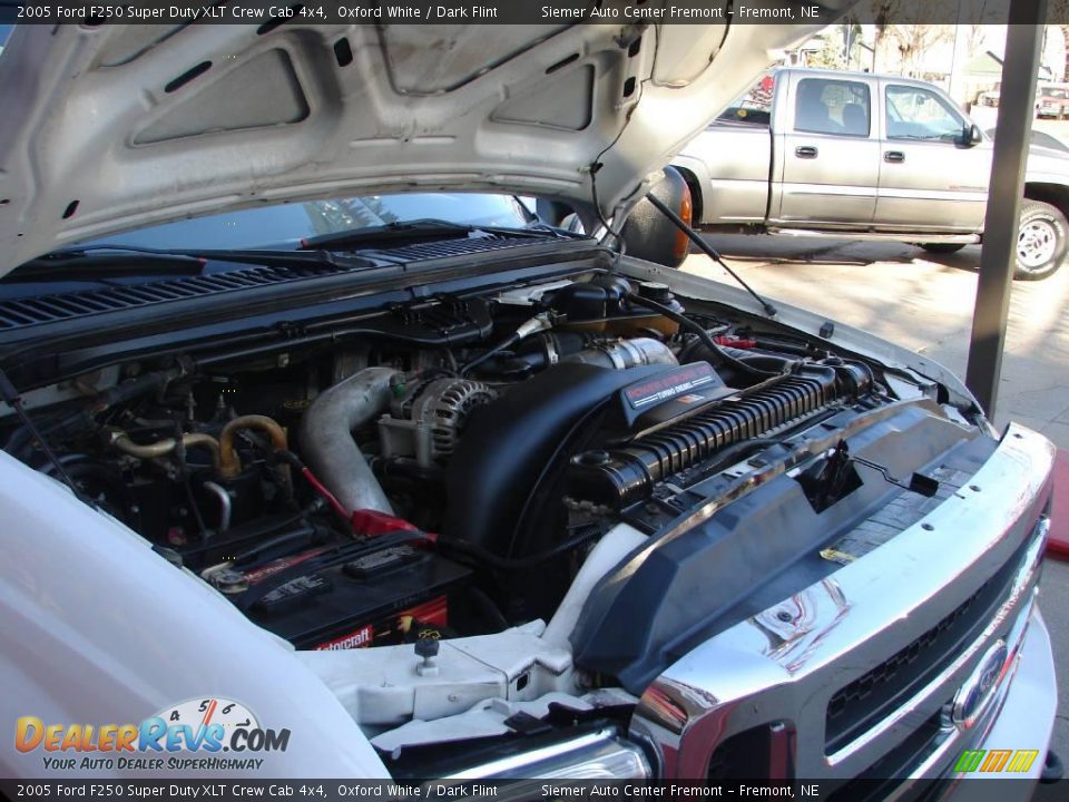 2005 Ford F250 Super Duty XLT Crew Cab 4x4 Oxford White / Dark Flint Photo #22