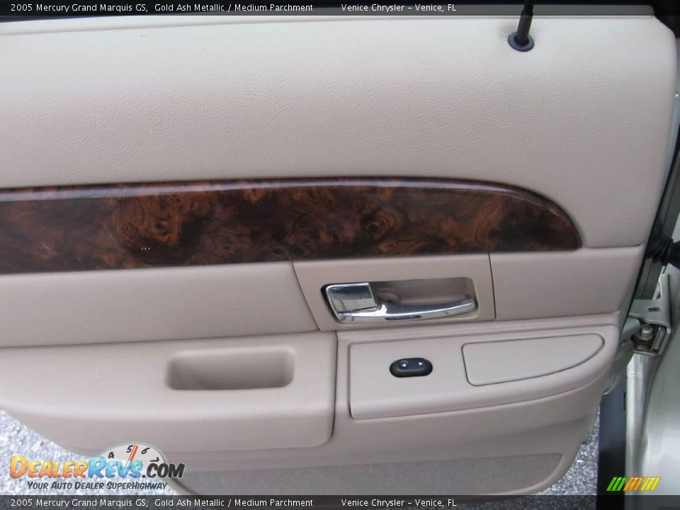 2005 Mercury Grand Marquis GS Gold Ash Metallic / Medium Parchment Photo #15