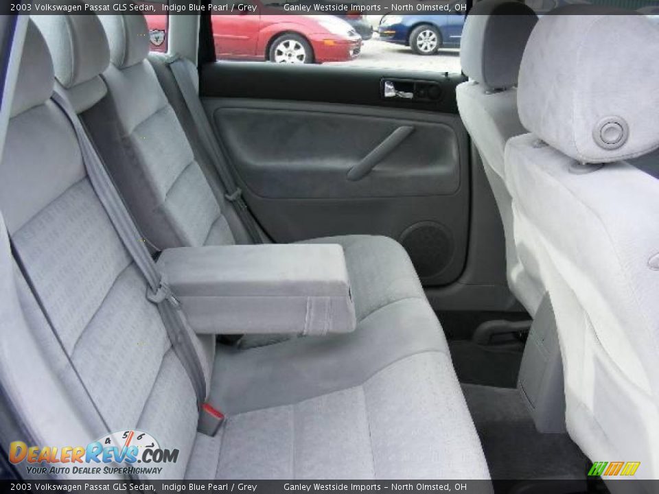 2003 Volkswagen Passat GLS Sedan Indigo Blue Pearl / Grey Photo #12