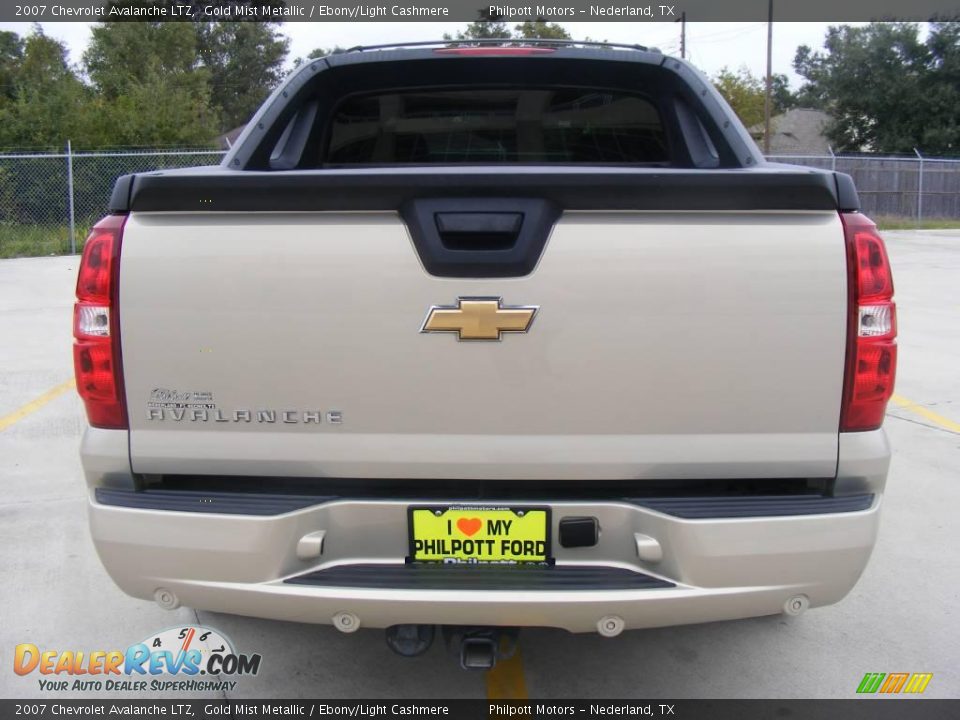 2007 Chevrolet Avalanche LTZ Gold Mist Metallic / Ebony/Light Cashmere Photo #4