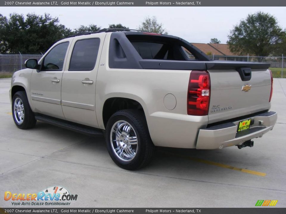 2007 Chevrolet Avalanche LTZ Gold Mist Metallic / Ebony/Light Cashmere Photo #5