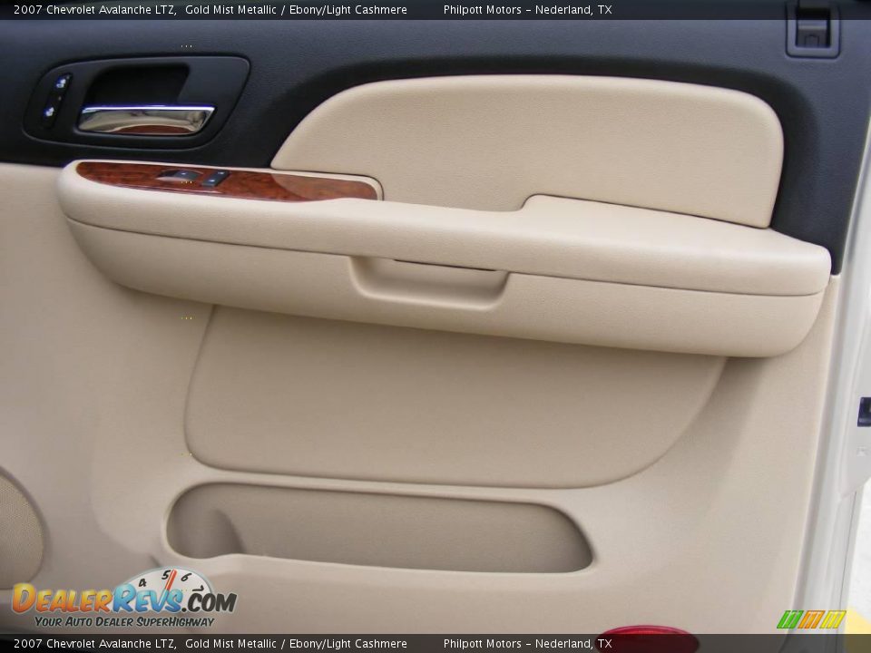 2007 Chevrolet Avalanche LTZ Gold Mist Metallic / Ebony/Light Cashmere Photo #19