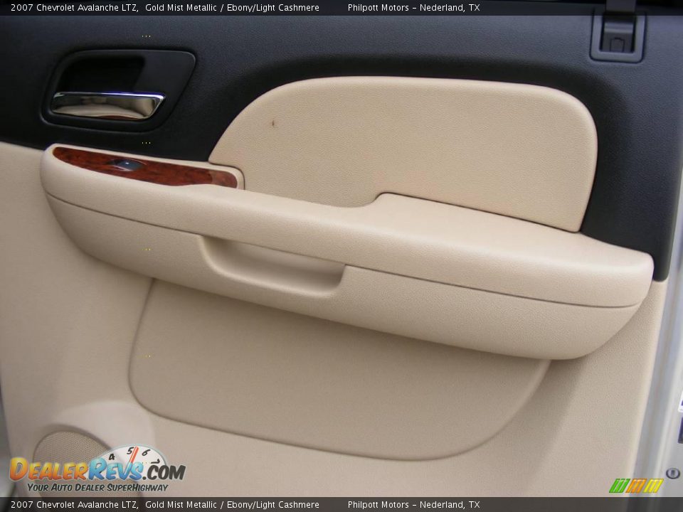 2007 Chevrolet Avalanche LTZ Gold Mist Metallic / Ebony/Light Cashmere Photo #22