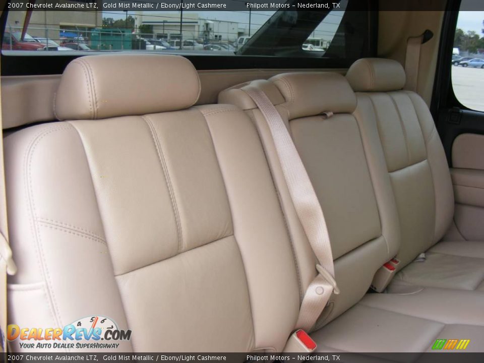 2007 Chevrolet Avalanche LTZ Gold Mist Metallic / Ebony/Light Cashmere Photo #24