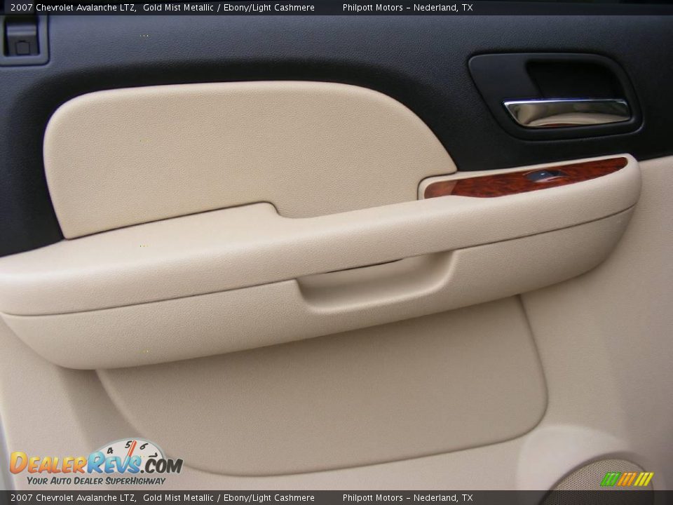 2007 Chevrolet Avalanche LTZ Gold Mist Metallic / Ebony/Light Cashmere Photo #25