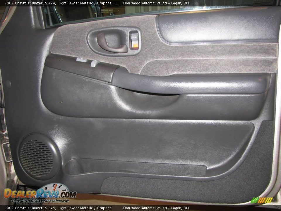 2002 Chevrolet Blazer LS 4x4 Light Pewter Metallic / Graphite Photo #14