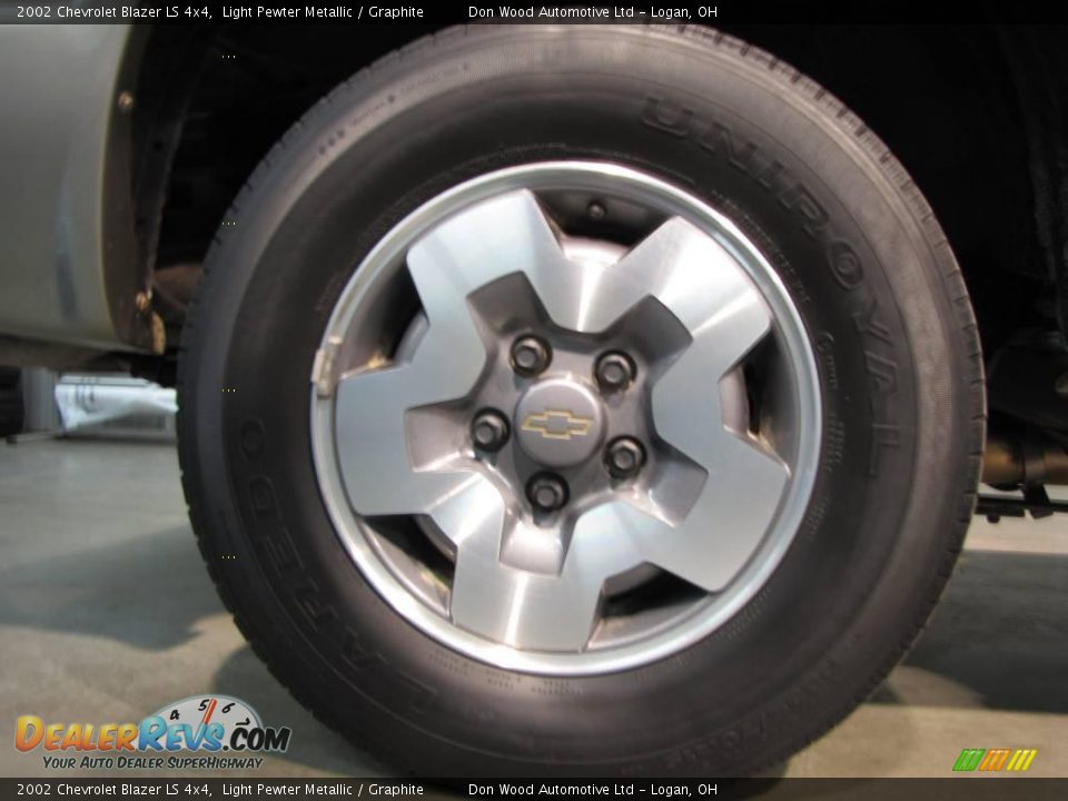 2002 Chevrolet Blazer LS 4x4 Light Pewter Metallic / Graphite Photo #17