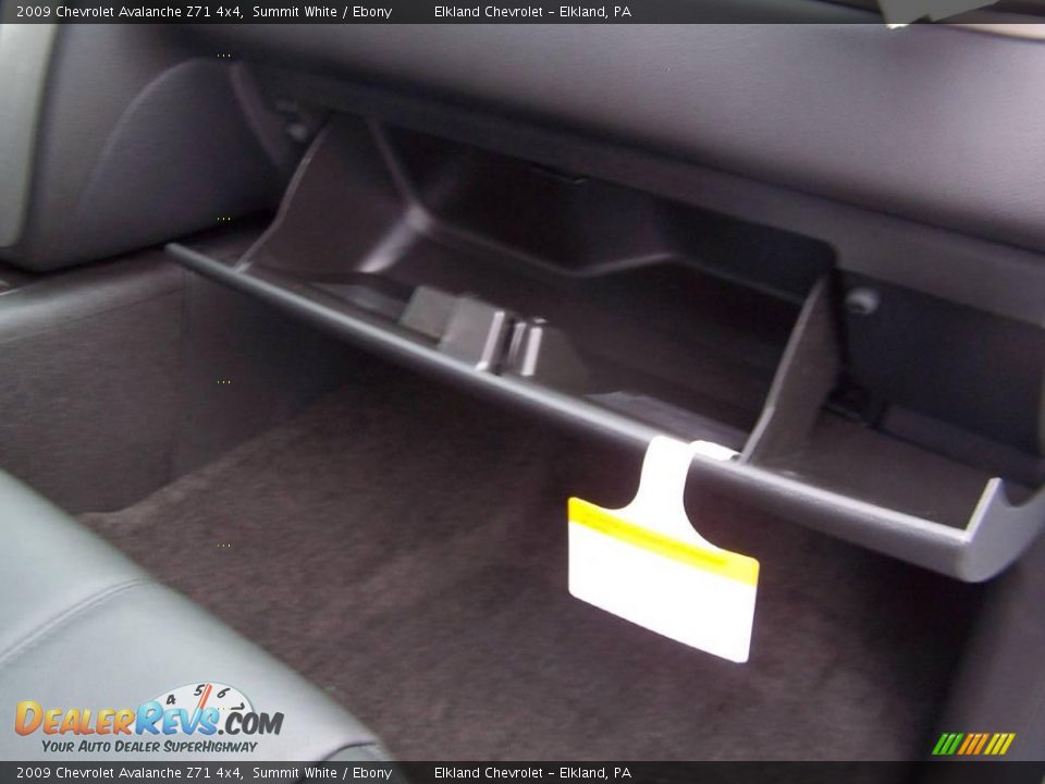 2009 Chevrolet Avalanche Z71 4x4 Summit White / Ebony Photo #24