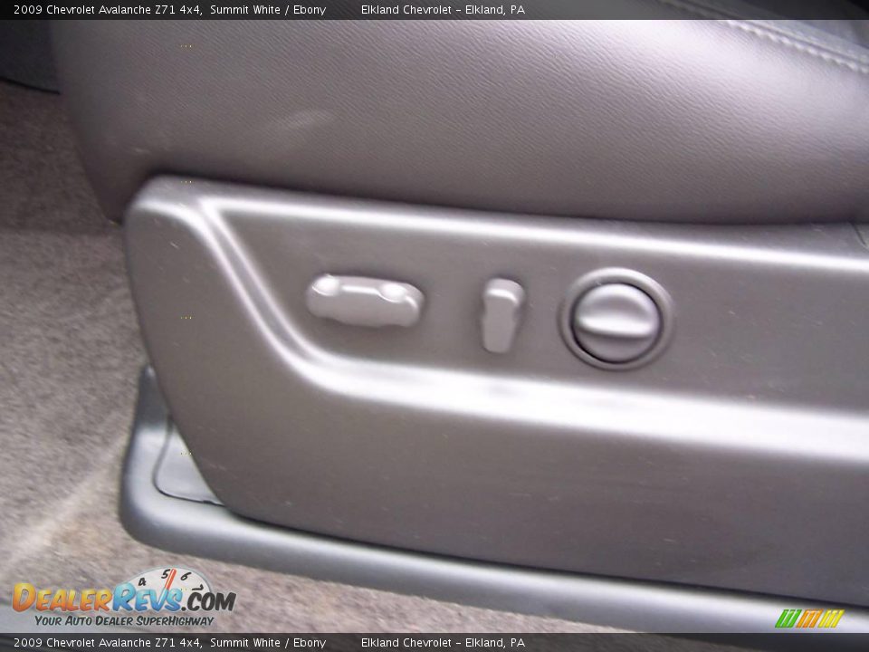 2009 Chevrolet Avalanche Z71 4x4 Summit White / Ebony Photo #36