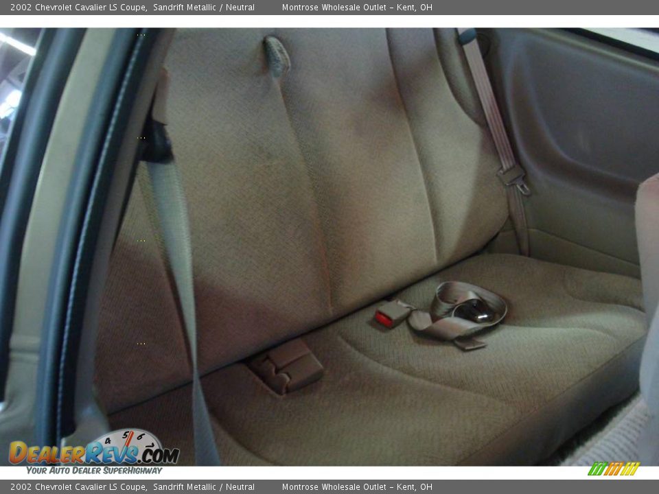 2002 Chevrolet Cavalier LS Coupe Sandrift Metallic / Neutral Photo #14