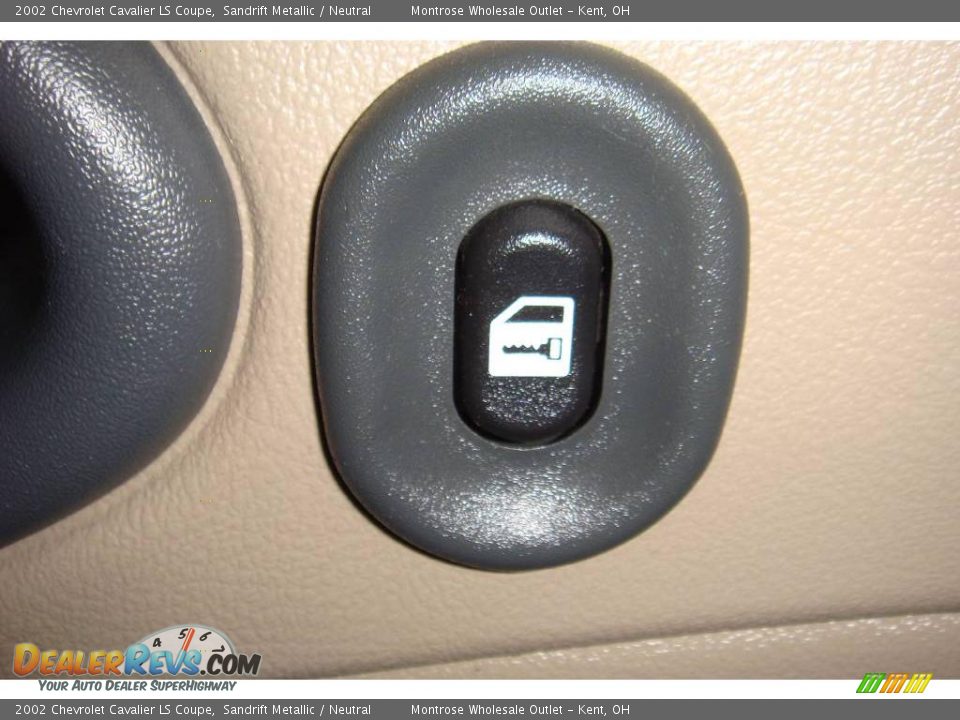 2002 Chevrolet Cavalier LS Coupe Sandrift Metallic / Neutral Photo #20
