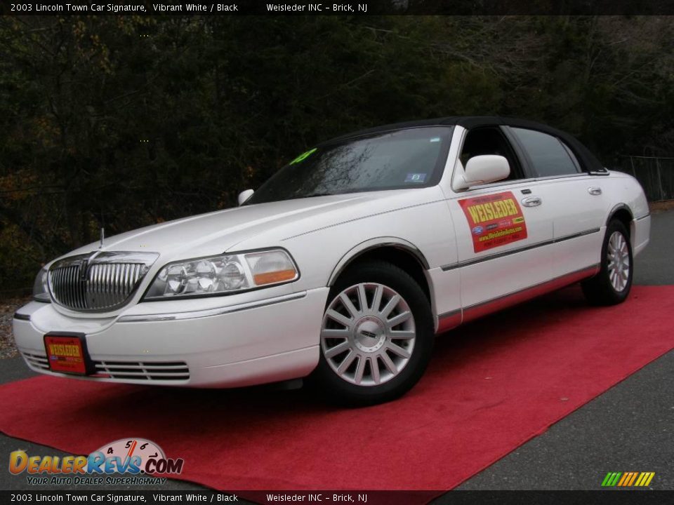 2003 Lincoln Town Car Signature Vibrant White / Black Photo #1