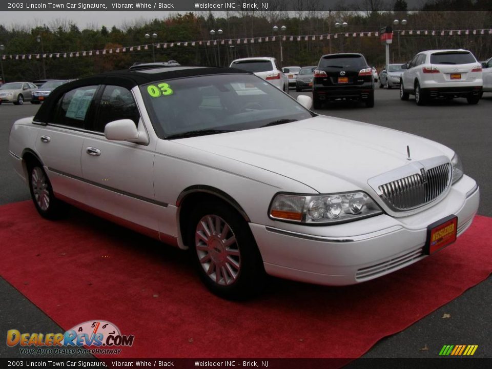 2003 Lincoln Town Car Signature Vibrant White / Black Photo #3