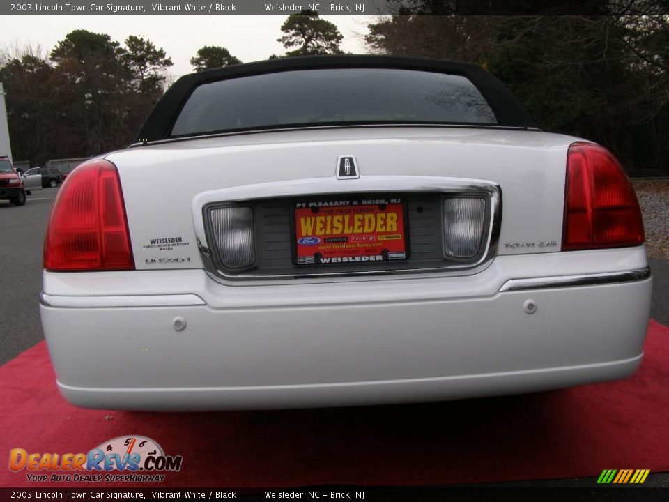 2003 Lincoln Town Car Signature Vibrant White / Black Photo #8