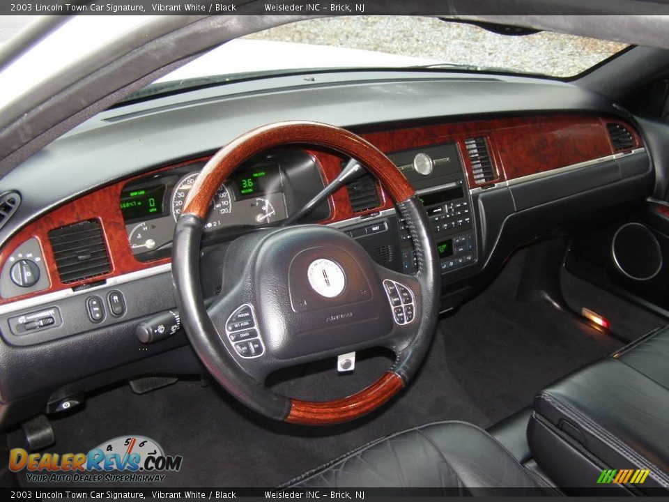 2003 Lincoln Town Car Signature Vibrant White / Black Photo #11