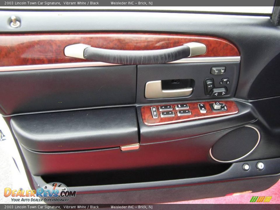 2003 Lincoln Town Car Signature Vibrant White / Black Photo #12