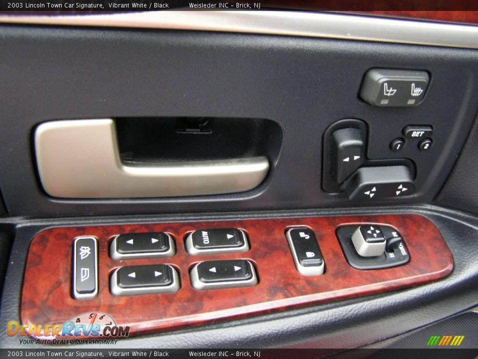 2003 Lincoln Town Car Signature Vibrant White / Black Photo #13