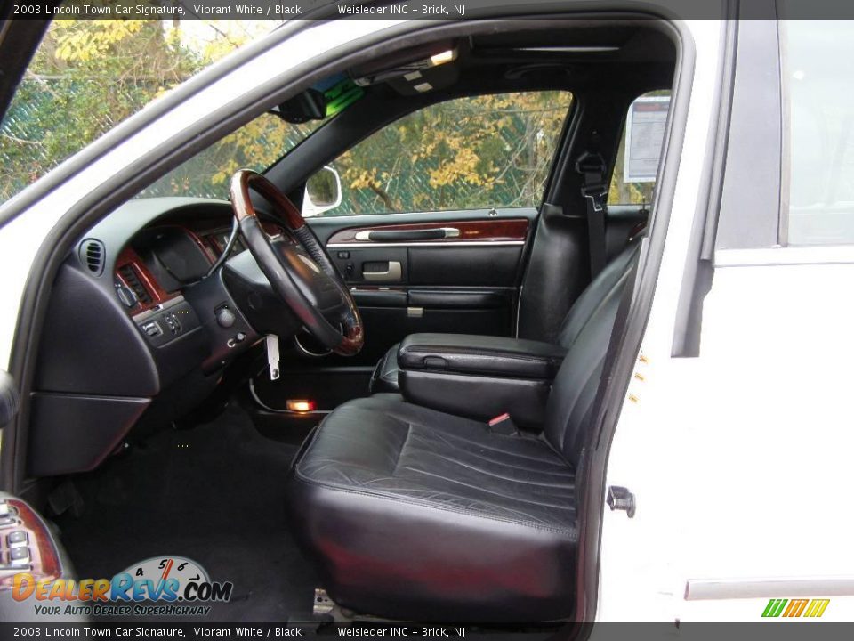 2003 Lincoln Town Car Signature Vibrant White / Black Photo #14