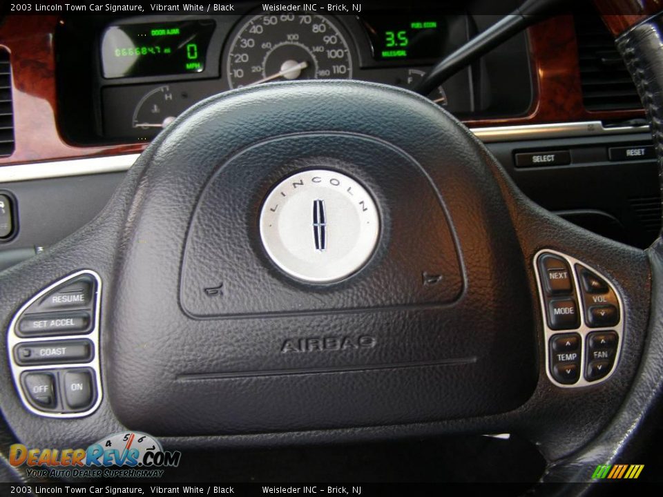 2003 Lincoln Town Car Signature Vibrant White / Black Photo #17