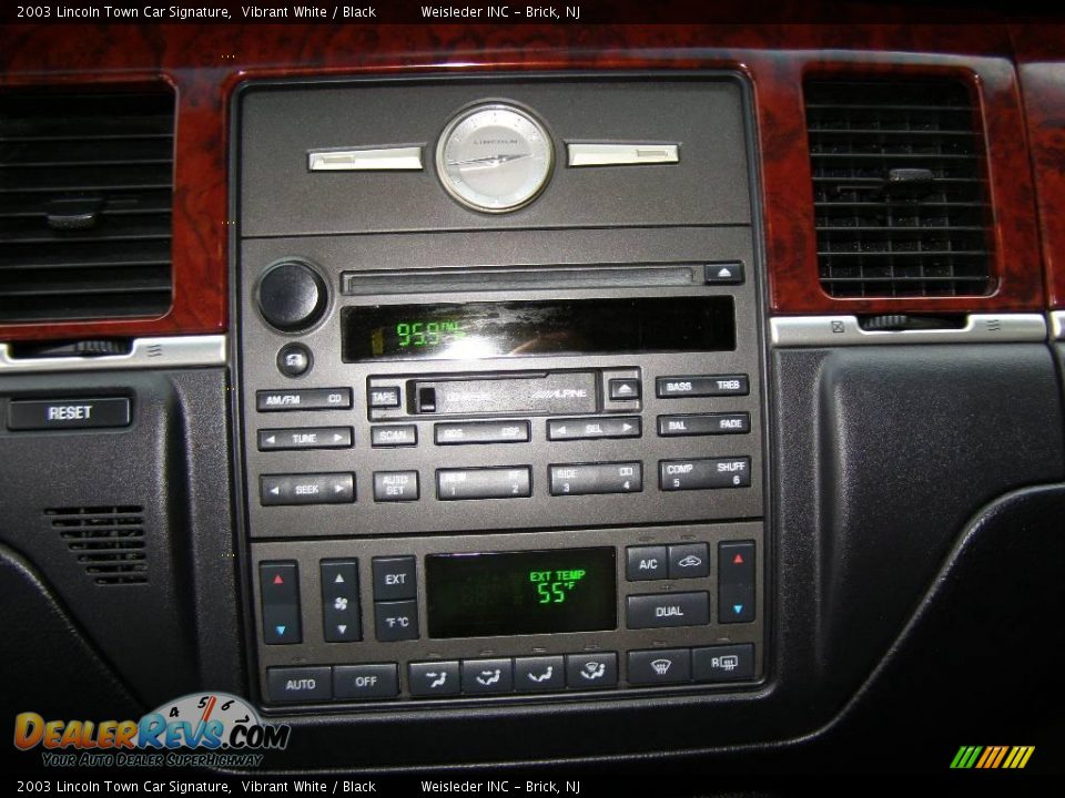 2003 Lincoln Town Car Signature Vibrant White / Black Photo #18