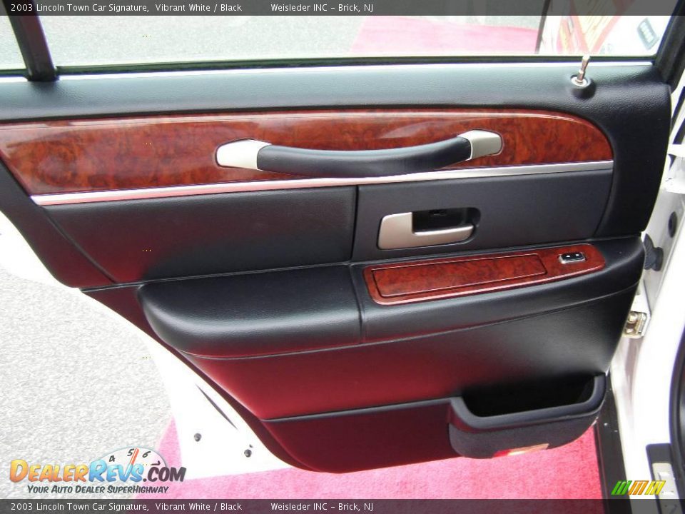 2003 Lincoln Town Car Signature Vibrant White / Black Photo #20