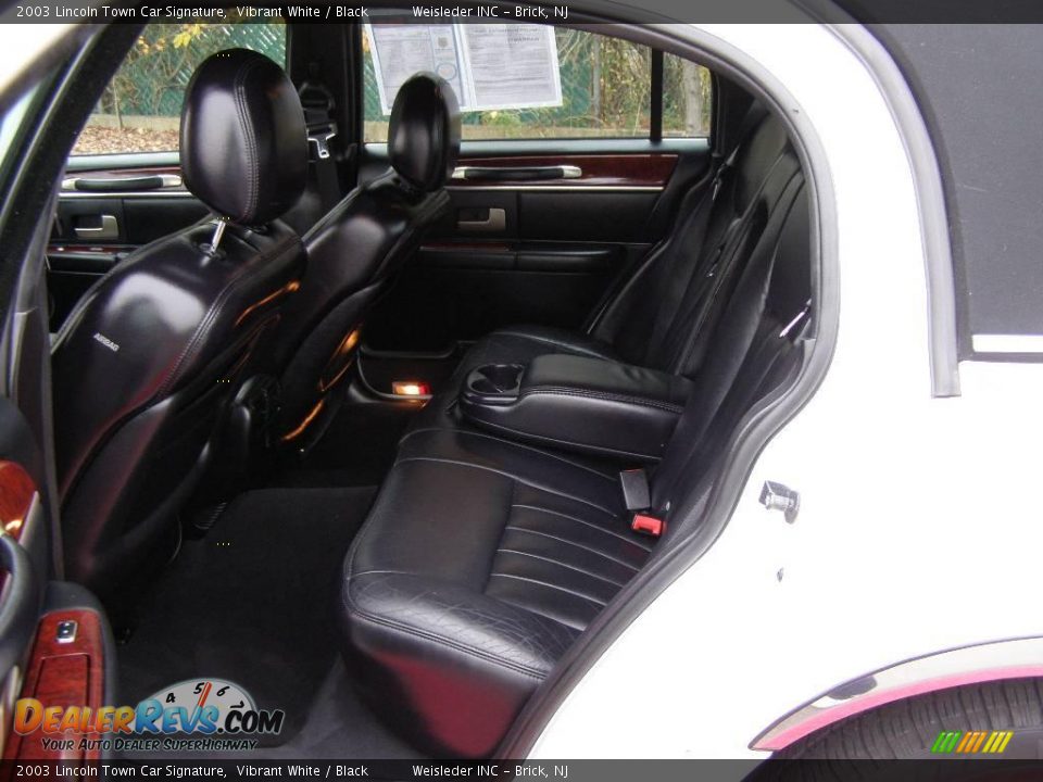 2003 Lincoln Town Car Signature Vibrant White / Black Photo #21