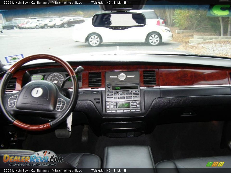 2003 Lincoln Town Car Signature Vibrant White / Black Photo #22