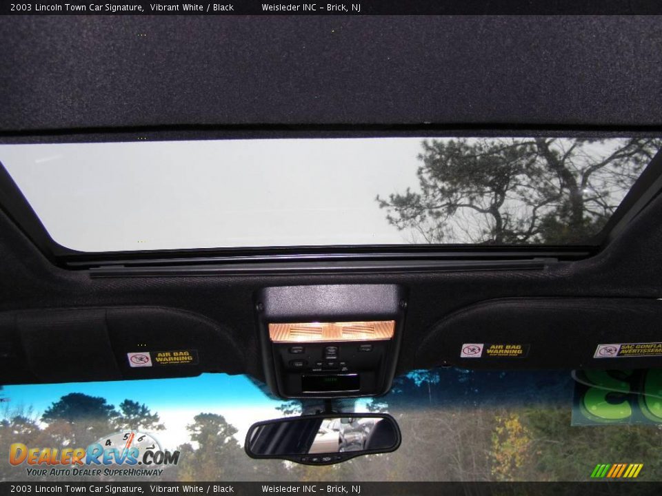 2003 Lincoln Town Car Signature Vibrant White / Black Photo #23