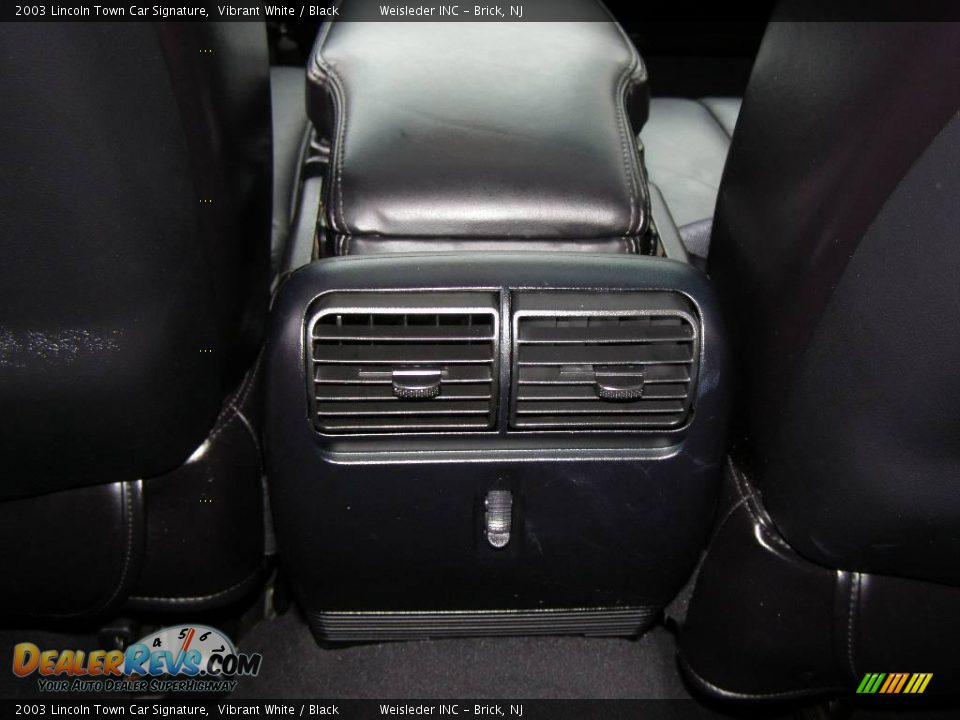 2003 Lincoln Town Car Signature Vibrant White / Black Photo #24