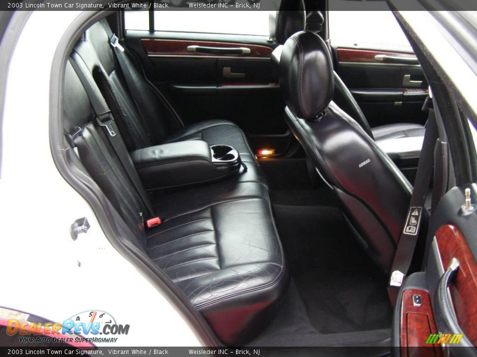2003 Lincoln Town Car Signature Vibrant White / Black Photo #27