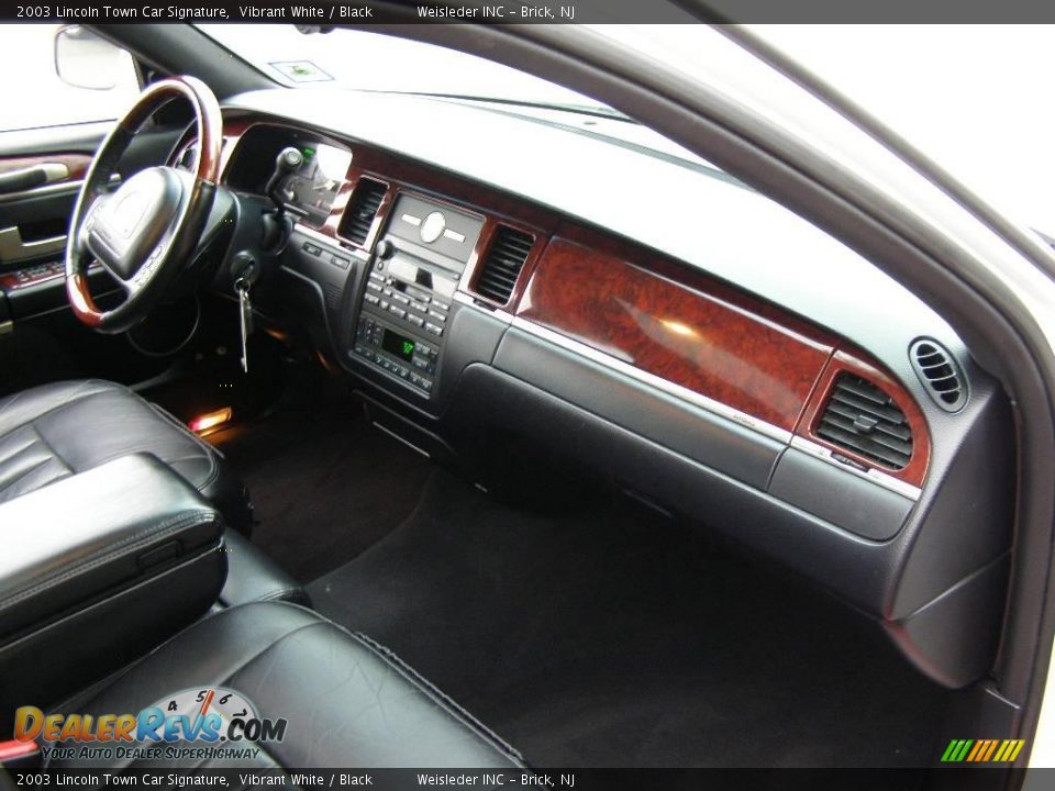 2003 Lincoln Town Car Signature Vibrant White / Black Photo #28