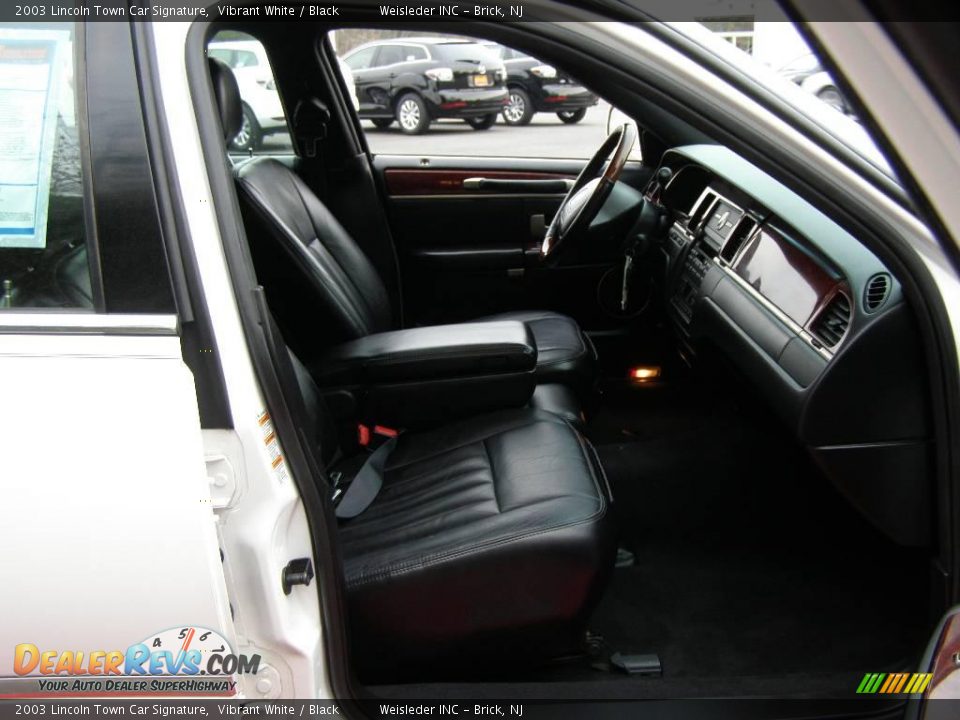2003 Lincoln Town Car Signature Vibrant White / Black Photo #29