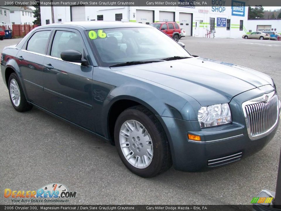 2006 Chrysler 300 Magnesium Pearlcoat / Dark Slate Gray/Light Graystone Photo #8
