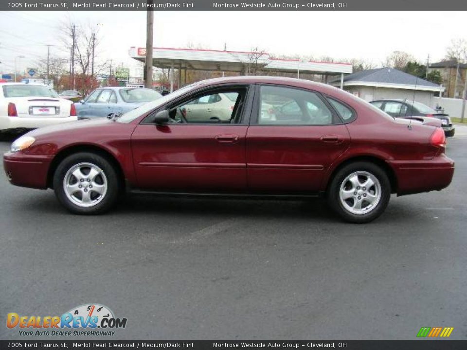 2005 Ford Taurus SE Merlot Pearl Clearcoat / Medium/Dark Flint Photo #2