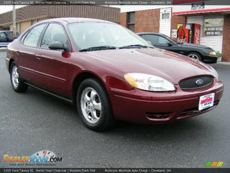 2005 Ford Taurus SE Merlot Pearl Clearcoat / Medium/Dark Flint Photo #7