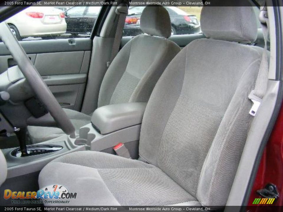 2005 Ford Taurus SE Merlot Pearl Clearcoat / Medium/Dark Flint Photo #9