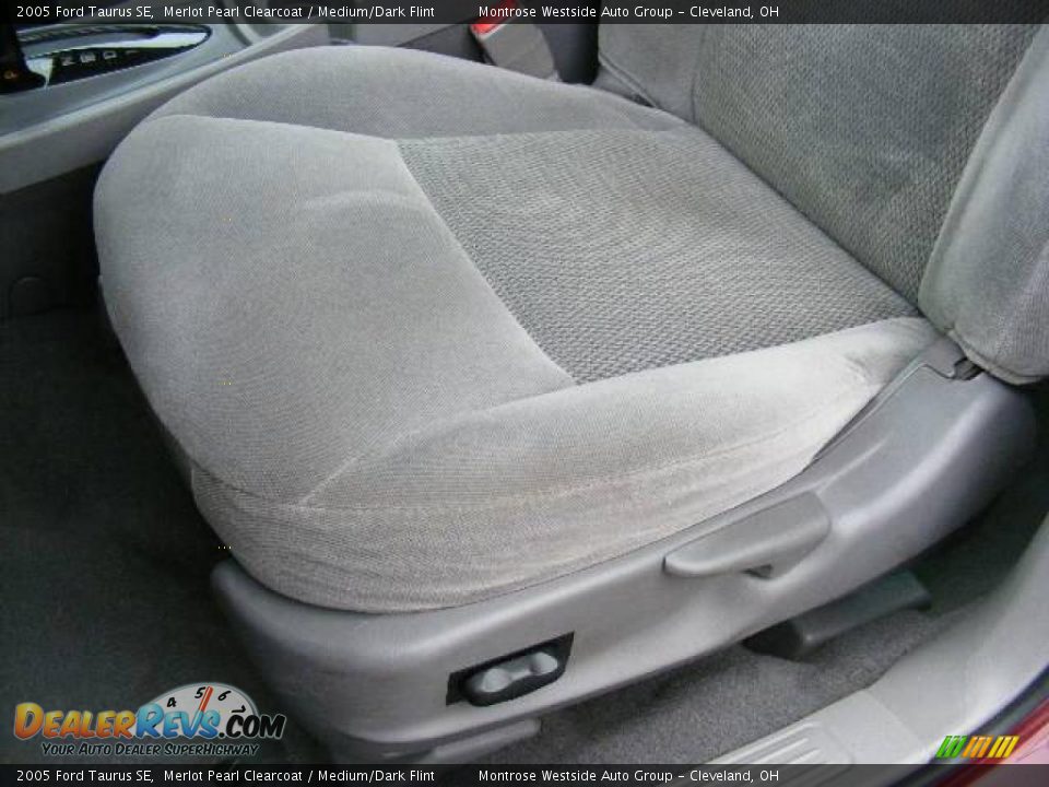 2005 Ford Taurus SE Merlot Pearl Clearcoat / Medium/Dark Flint Photo #10
