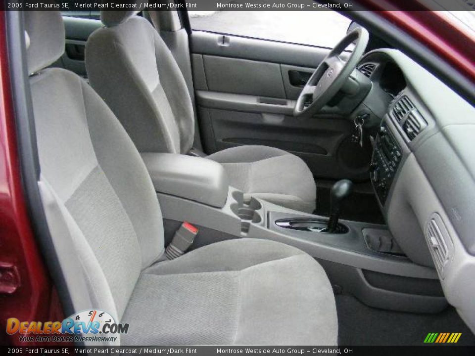 2005 Ford Taurus SE Merlot Pearl Clearcoat / Medium/Dark Flint Photo #13