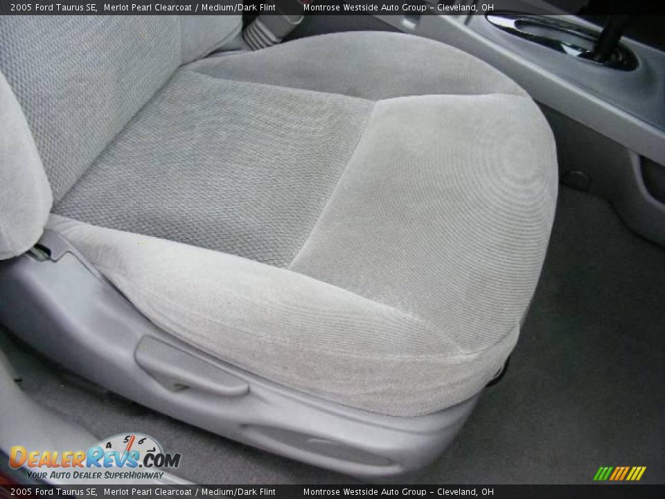 2005 Ford Taurus SE Merlot Pearl Clearcoat / Medium/Dark Flint Photo #14