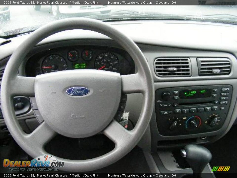 2005 Ford Taurus SE Merlot Pearl Clearcoat / Medium/Dark Flint Photo #15