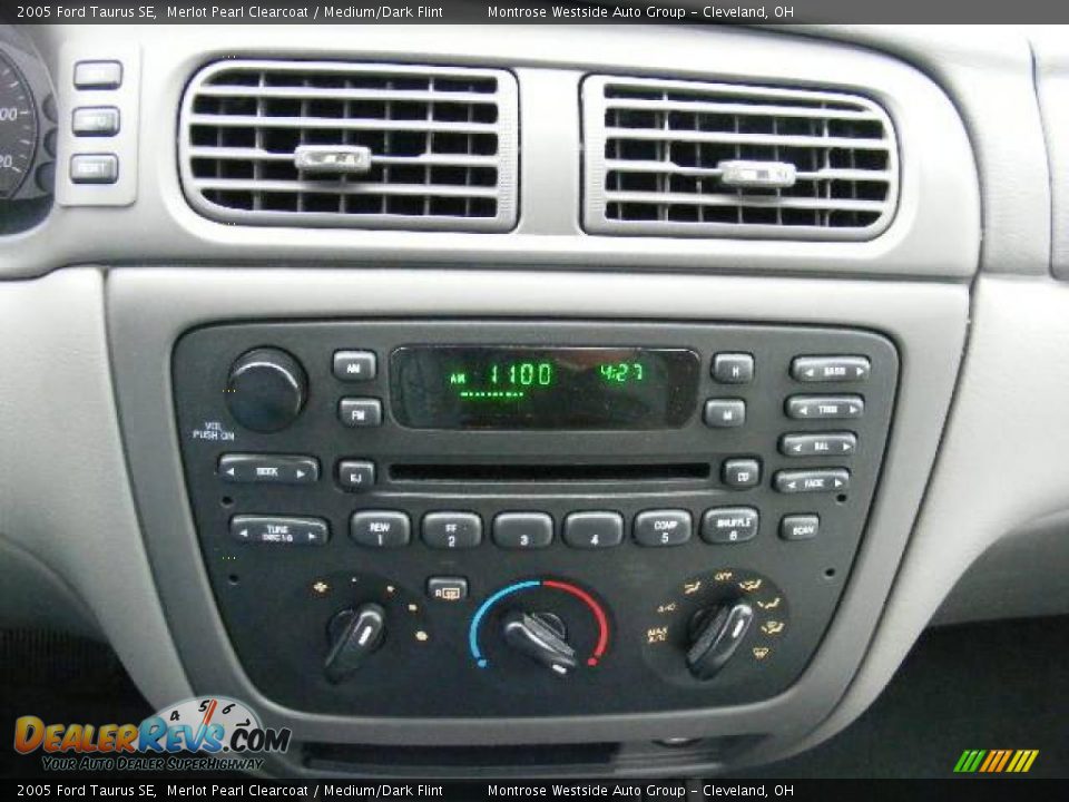 2005 Ford Taurus SE Merlot Pearl Clearcoat / Medium/Dark Flint Photo #19