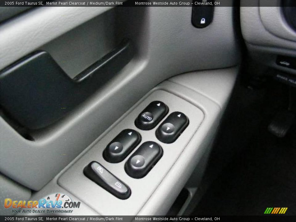 2005 Ford Taurus SE Merlot Pearl Clearcoat / Medium/Dark Flint Photo #23