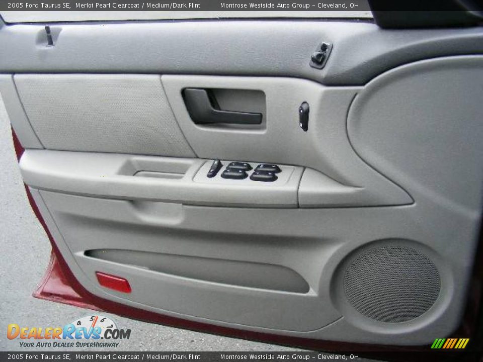 2005 Ford Taurus SE Merlot Pearl Clearcoat / Medium/Dark Flint Photo #24